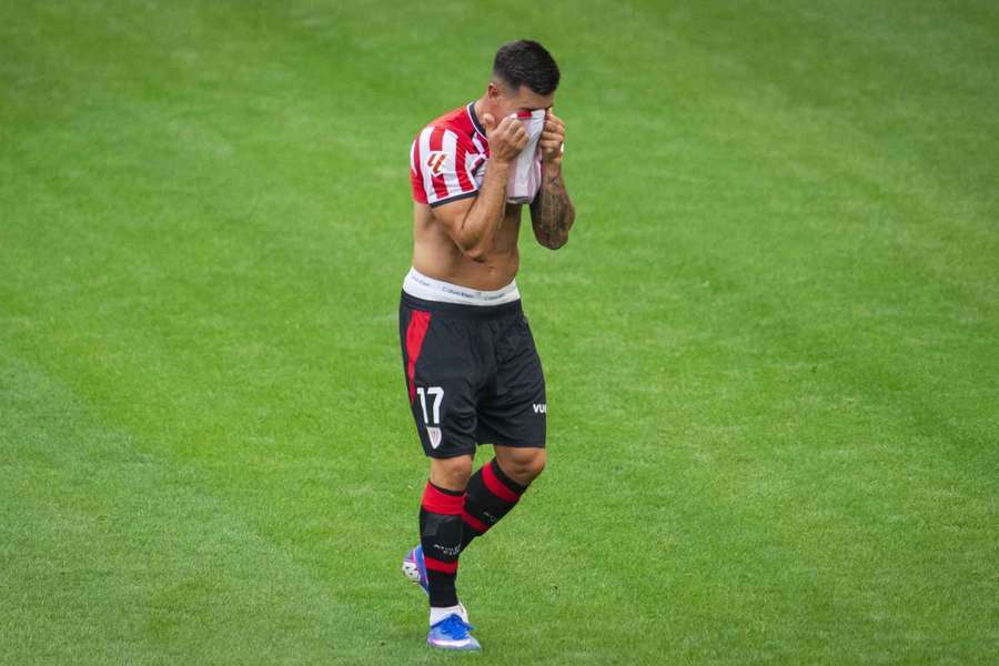 Yuri, retirándose del campo tras ver una roja injusta Yuri, retirándose del campo tras ver una roja injusta