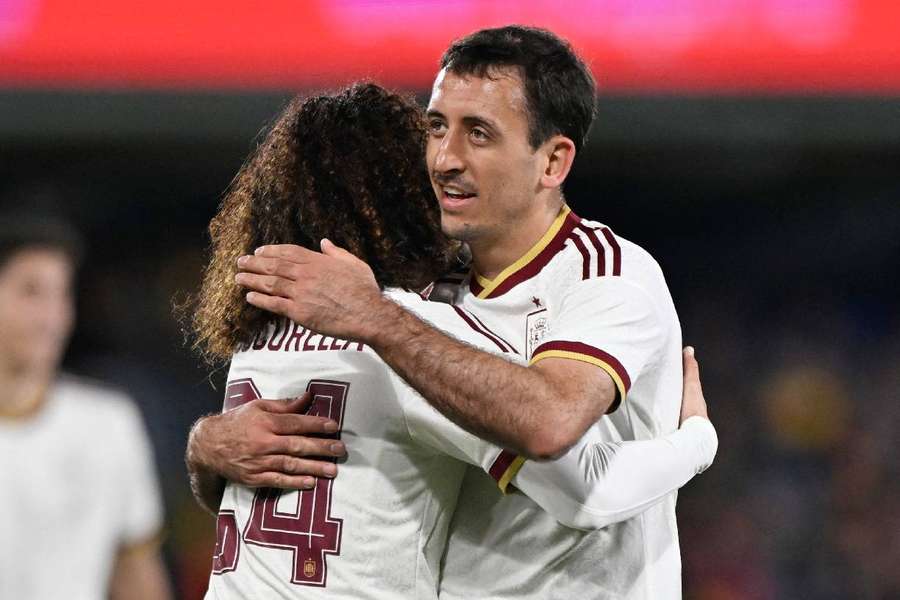 Cucurella, con Oyarzabal