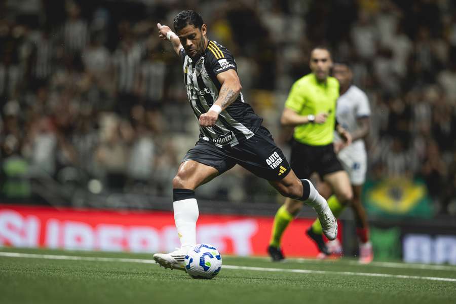 Hulk em ação num relvado sintético