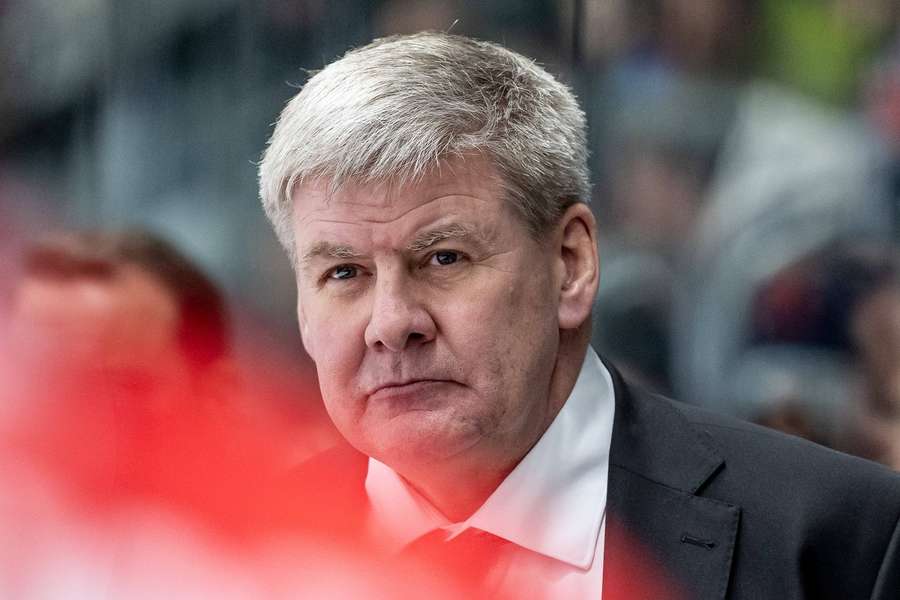 Bill Peters wird weiter in Augsburg an der Bande stehen.