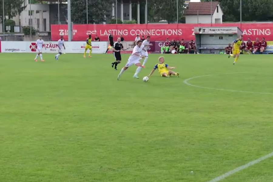 Cătălin Vulturar înscrie un gol superb pentru Rapid de la mijlocul terenului în amicalul cu slovacii de la Kosice Cătălin Vulturar înscrie un gol superb pentru Rapid de la mijlocul terenului în amicalul cu slovacii de la Kosice