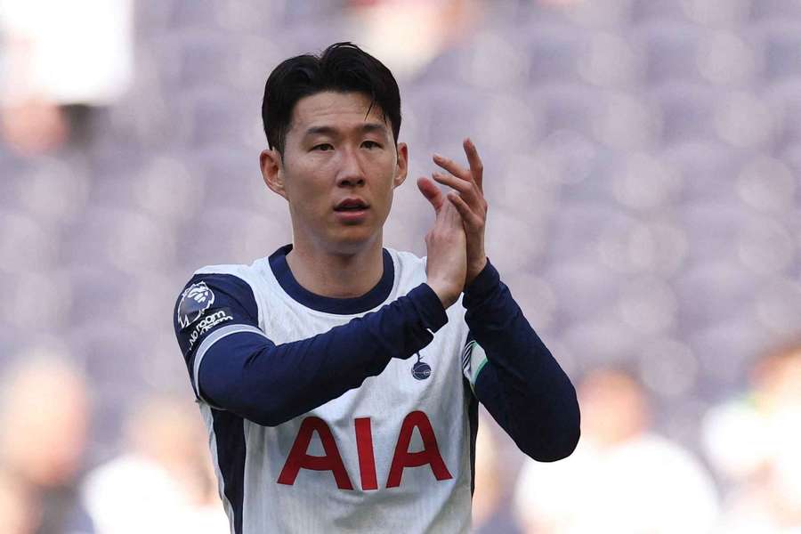 Son Heung-min del Tottenham Hotspur applaude i tifosi
