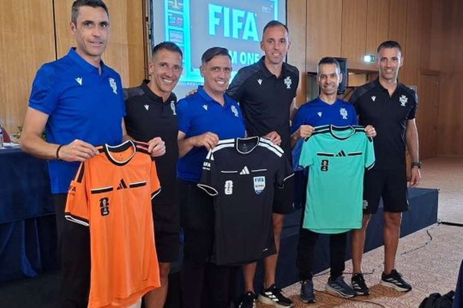 Árbitros ofereceram camisolas do Mundial ao presidente Luciano Gonçalves e aos vice-presidentes Nuno Almeida e Rui Licínio Árbitros ofereceram camisolas do Mundial ao presidente Luciano Gonçalves e aos vice-presidentes Nuno Almeida e Rui Licínio