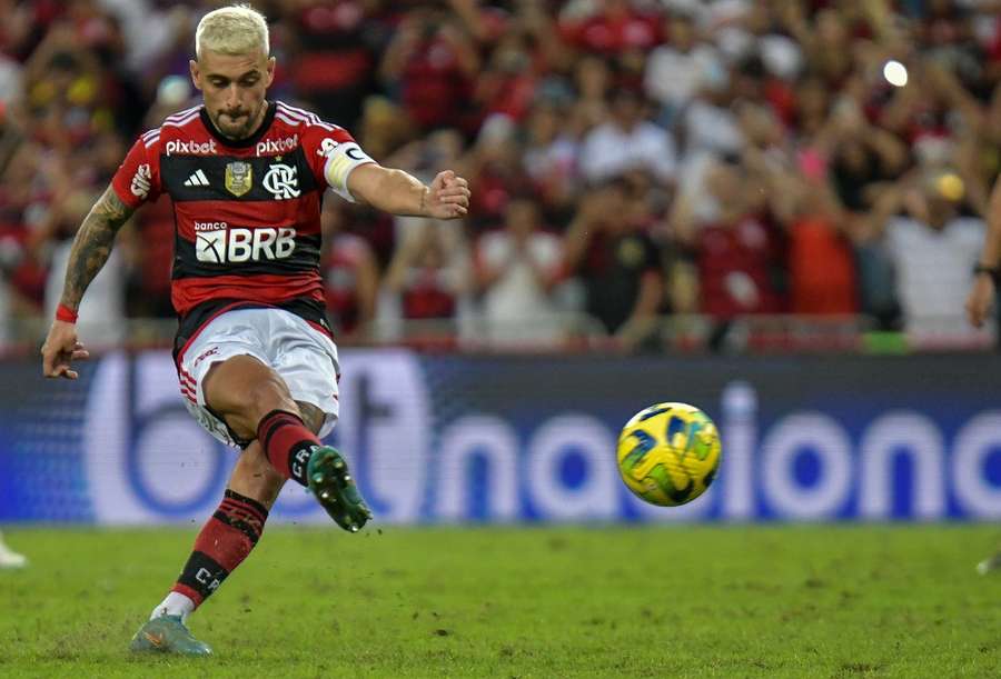 Arrascaeta marca de pênalti para o Flamengo