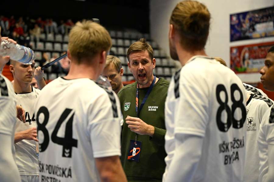 Skjern træner Mathias Madsen uddeler instrukser