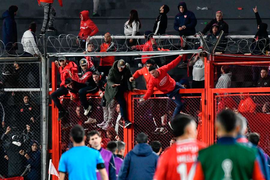 Un momento de la batalla campal en las gradas durante el Independiente-Universidad de Chile