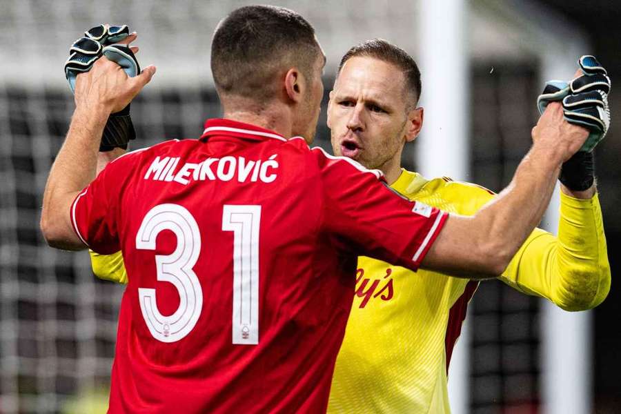 Milenkovic celebra triunfo com o guarda-redes do Forest