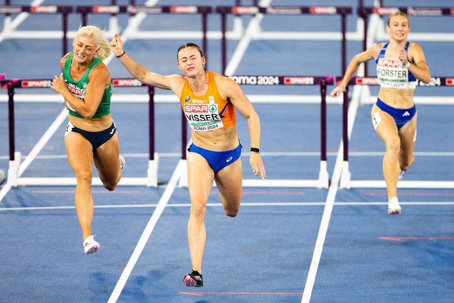 Nadine Visser in actie tijdens de finale 100 meter horden