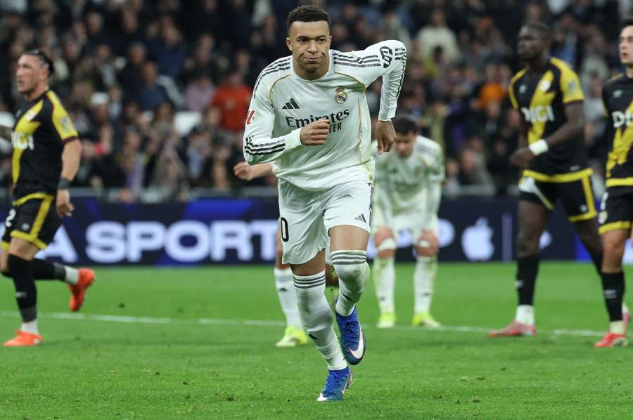 L’attaquant français du Real Madrid, Kylian Mbappé, célèbre son deuxième but sur penalty face au Rayo Vallecano au Santiago Bernabéu, le 1er février 2026.