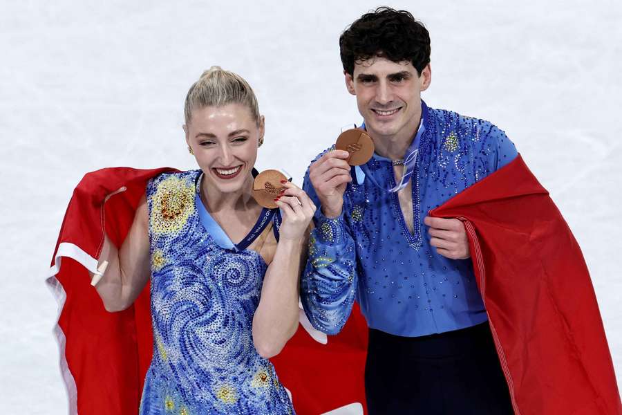 Piper Gilles and Paul Poirier receive their bronze medal