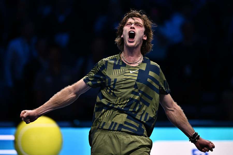 ATP Finals: Rublev si impone su Medvedev in tre set