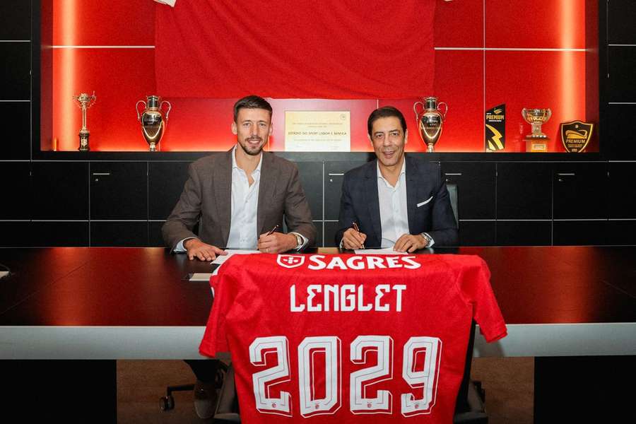 Clément Lenglet com Rui Costa na assinatura do contrato
