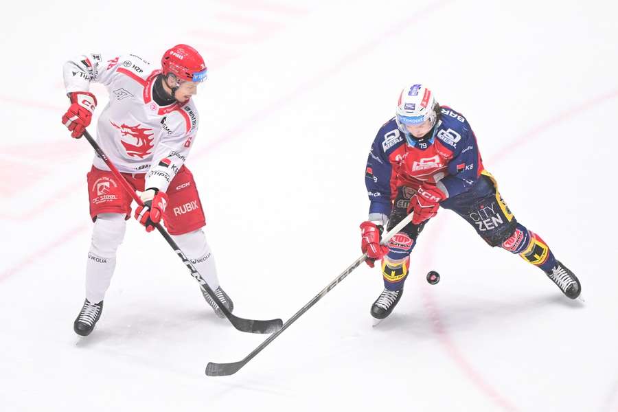 V posledním vzájemném zápase porazily Pardubice Třinec 5:3.