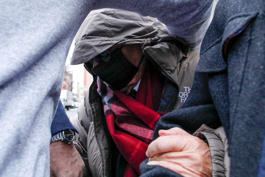 Joe Lewis se cubre la cara. Joe Lewis se cubre la cara.