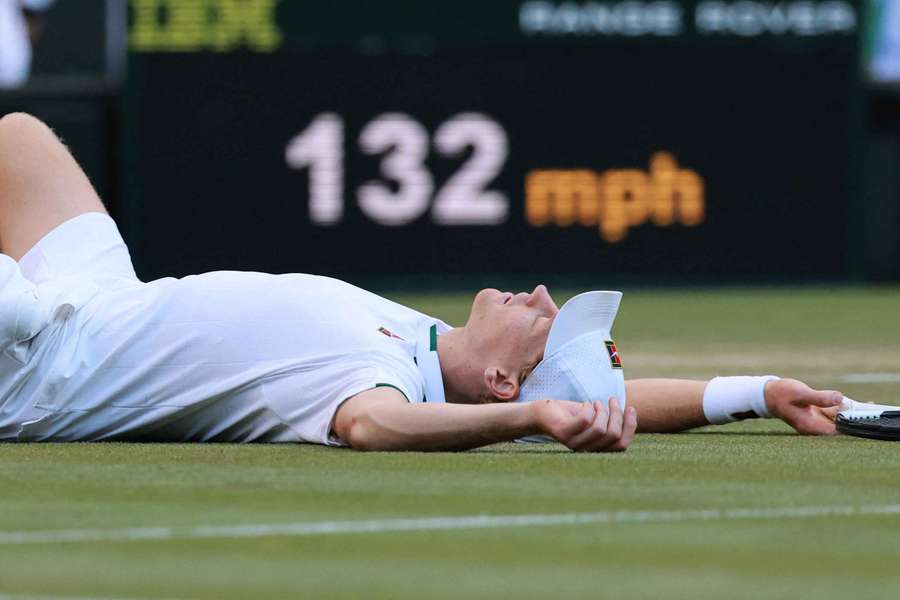 Le numéro 1 mondial Jannik Sinner, blessé à un genou, déclare forfait pour l'US Open Le numéro 1 mondial Jannik Sinner, blessé à un genou, déclare forfait pour l'US Open