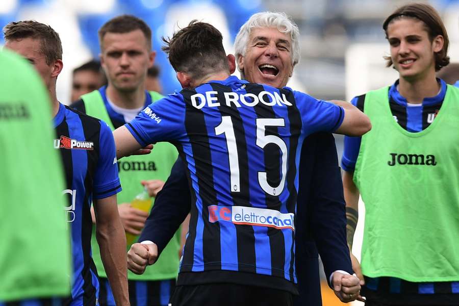 L'abbraccio tra Gasperini e De Roon L'abbraccio tra Gasperini e De Roon