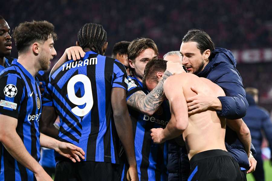 Inter Mailand bejubelt den späten 2:1-Siegtreffer. 