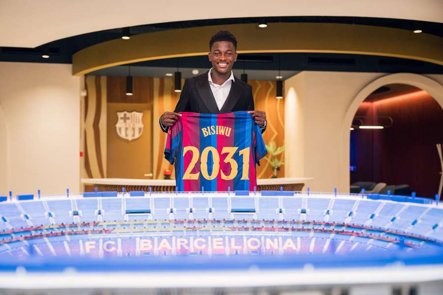 Jesse Bisiwu, feliz con su camiseta del Barça Jesse Bisiwu, feliz con su camiseta del Barça