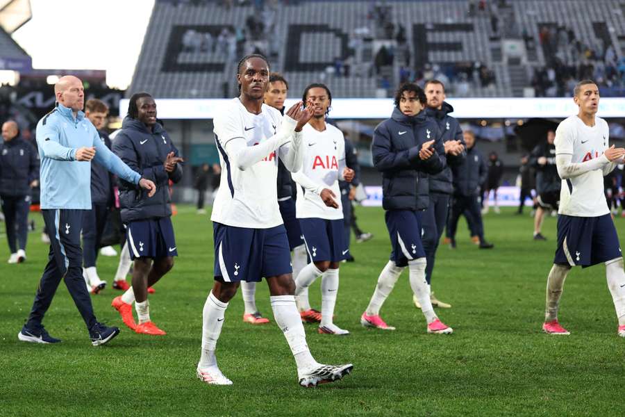 I giocatori del Tottenham ringraziano i tifosi dopo il match I giocatori del Tottenham ringraziano i tifosi dopo il match