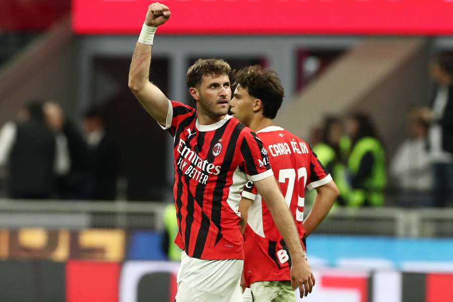 Santiago Giménez a inscrit un doublé