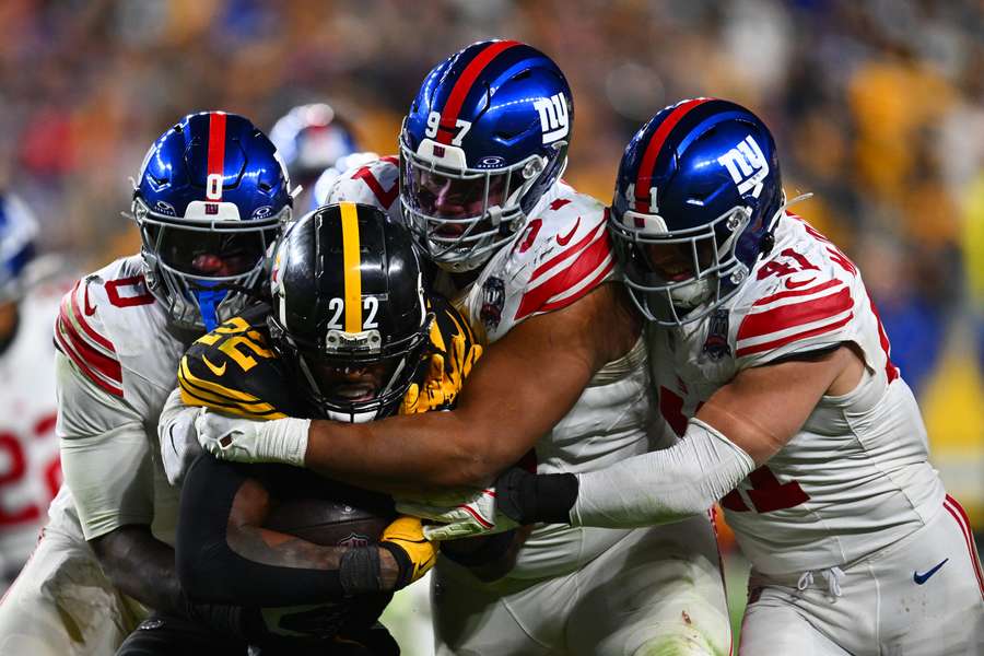 Drie Giants proberen Steelers RB Najee Harris af te stoppen