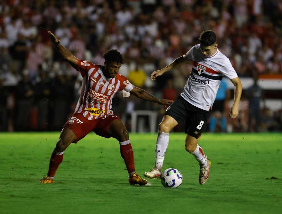 O São Paulo fez uma partida sólida na casa do Náutico O São Paulo fez uma partida sólida na casa do Náutico