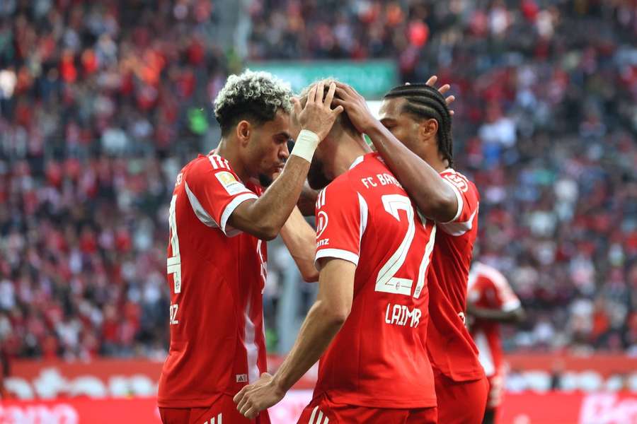 Luis Diaz, Konrad Laimer und Serge Gnabry bejubeln den Treffer des Neuzugangs.
