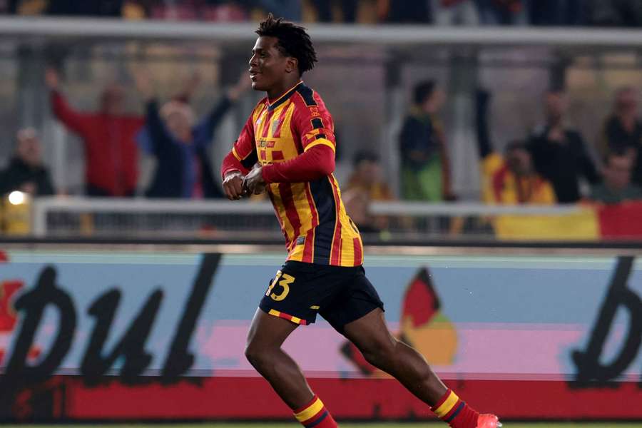 Patrick Dorgu esulta dopo il gol in Lecce-Verona