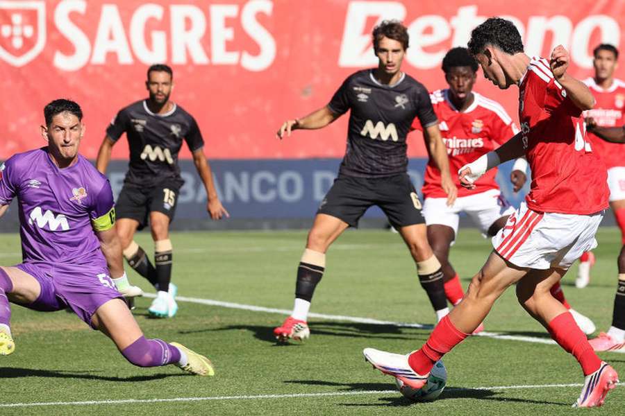 José Neto cruza perante Stefanovic José Neto cruza perante Stefanovic