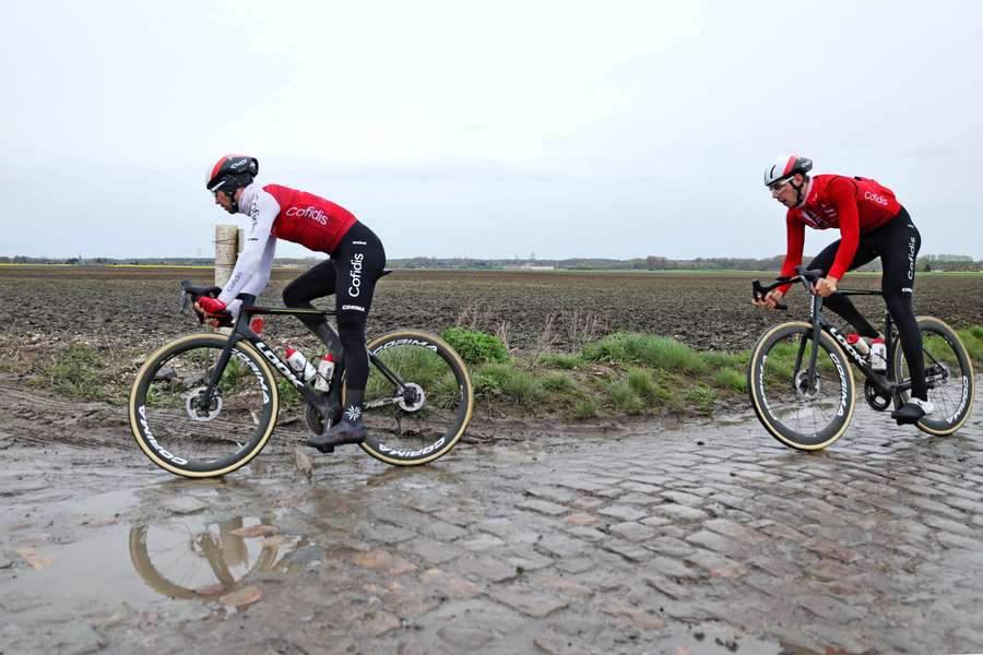 Los ciclistas de Cofidis entrenan en el pavés de la París-Roubaix