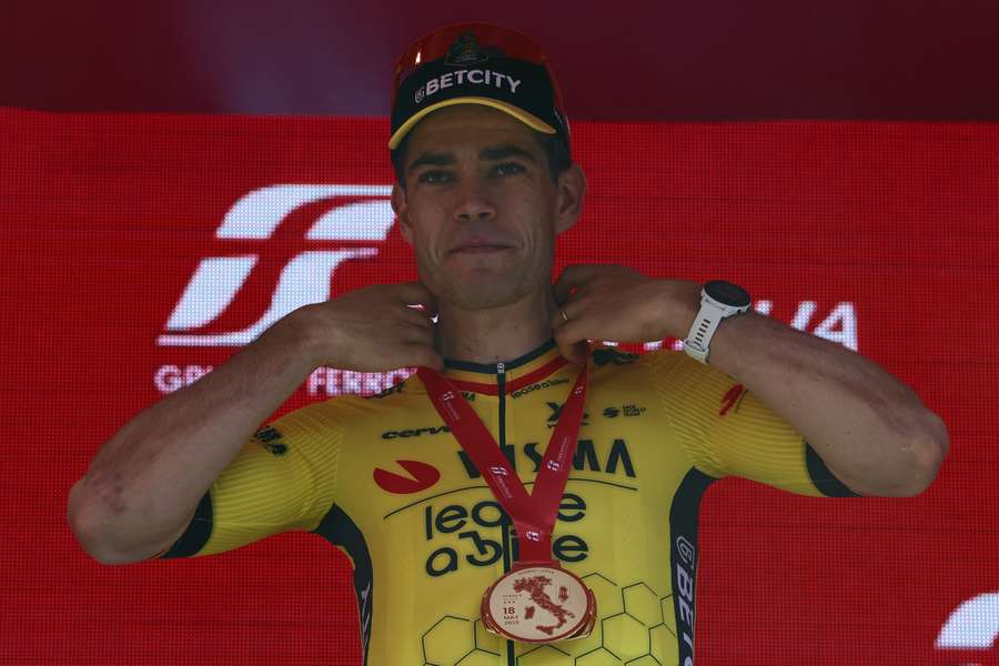 Wout van Aert sur le podium du Giro le 18 mai.