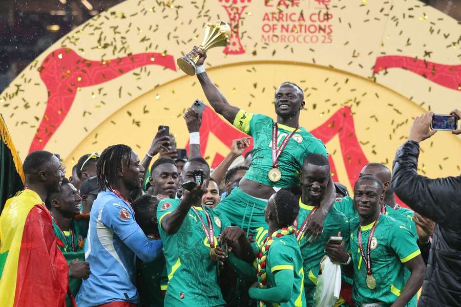 Hráči Senegalu s vítěznou trofejí těsně po finále. Hráči Senegalu s vítěznou trofejí těsně po finále.