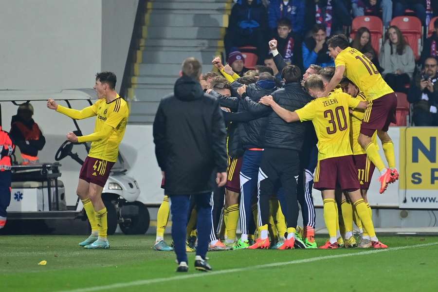 Sparťané oslavují vítězný gól Davida Pavelky v Plzni.