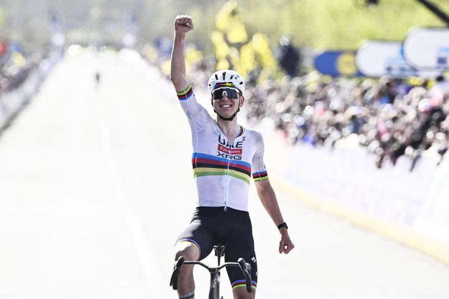 Pogacar jubelt über seinen dritten Sieg bei der Flandern-Rundfahrt
