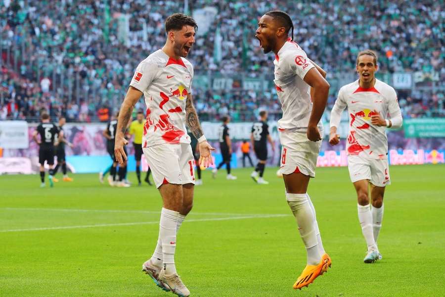 Dominik Szoboszlai, alături de Nkunku, după ce ungurul a reușit golul victoriei pentru Leipzig în meciul cu Werder Bremen Dominik Szoboszlai, alături de Nkunku, după ce ungurul a reușit golul victoriei pentru Leipzig în meciul cu Werder Bremen