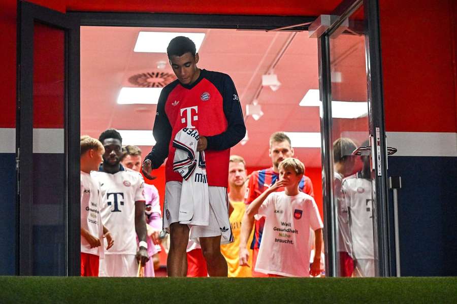 Jamal Musiala va face parte din lotul lui Bayern pentru duelul cu Schalke din Bundesliga Jamal Musiala va face parte din lotul lui Bayern pentru duelul cu Schalke din Bundesliga