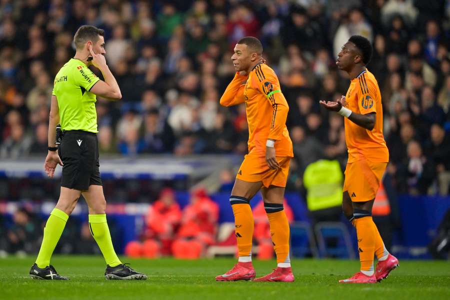 Kylian Mbappé e Vinicius Jr. si lamentano con l'arbitro durante Real Madrid-Espanyol