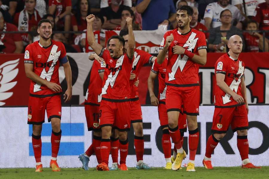 Un gran Rayo aguanta el asedio final y logra imponerse al Sevilla en el Pizjuán (0-1)