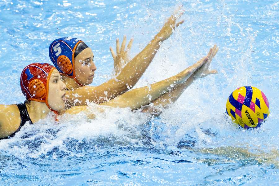 Laura Aarts en Maartje Keuning in actie tegen Giuditta Galardi van Italie in de halve finale waterpolo van het WK Zwemmen in Japan