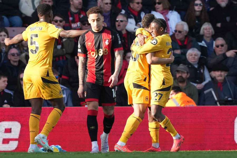 Los jugadores del Wolves celebran el gol de la victoria