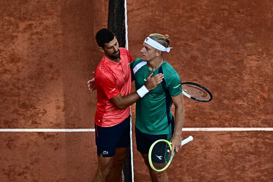 Novak Djokovic cumprimenta o espanhol Alejandro Davidovich Fokina