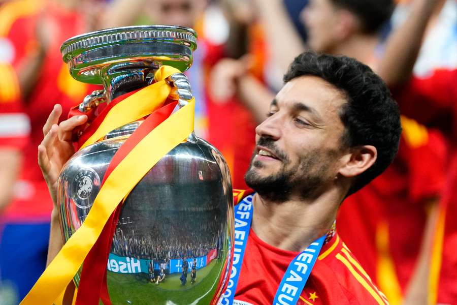 Jesús Navas, dumnie trzymający trofeum Mistrzostw Europy 