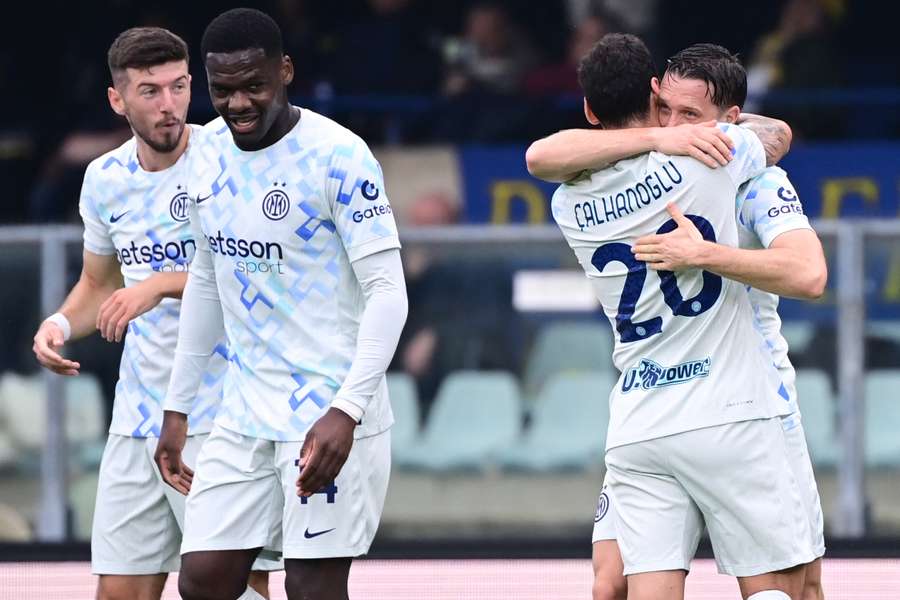 Piotr Zielinski, del Inter de Milán, celebra con sus compañeros tras marcar el primer gol de su equipo ante el Verona Piotr Zielinski, del Inter de Milán, celebra con sus compañeros tras marcar el primer gol de su equipo ante el Verona