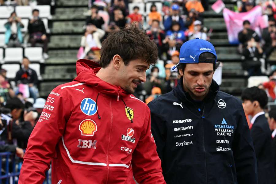 Carlos Sainz w Japonii z byłym kolegą z zespołu Charlesem Leclercem