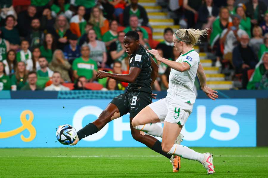 Asisat Oshoala contra a República da Irlanda