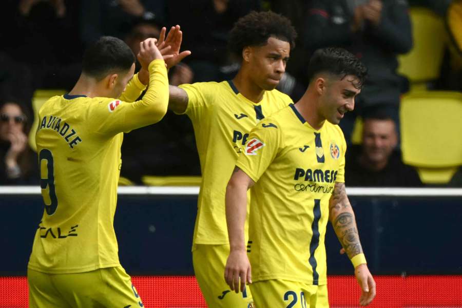 Hráči Villarralu slaví gól v zápase s Elche.