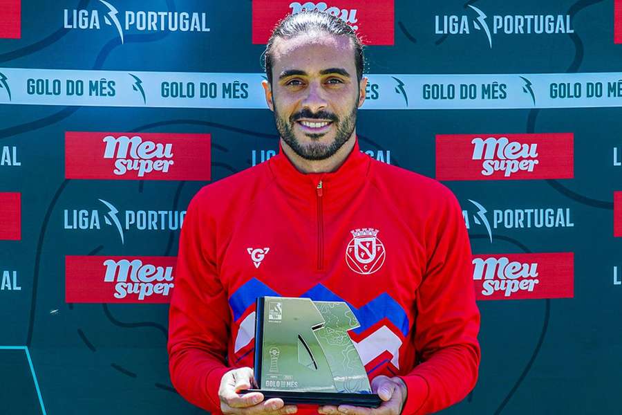 Landinho com o prémio de golo do mês Landinho com o prémio de golo do mês