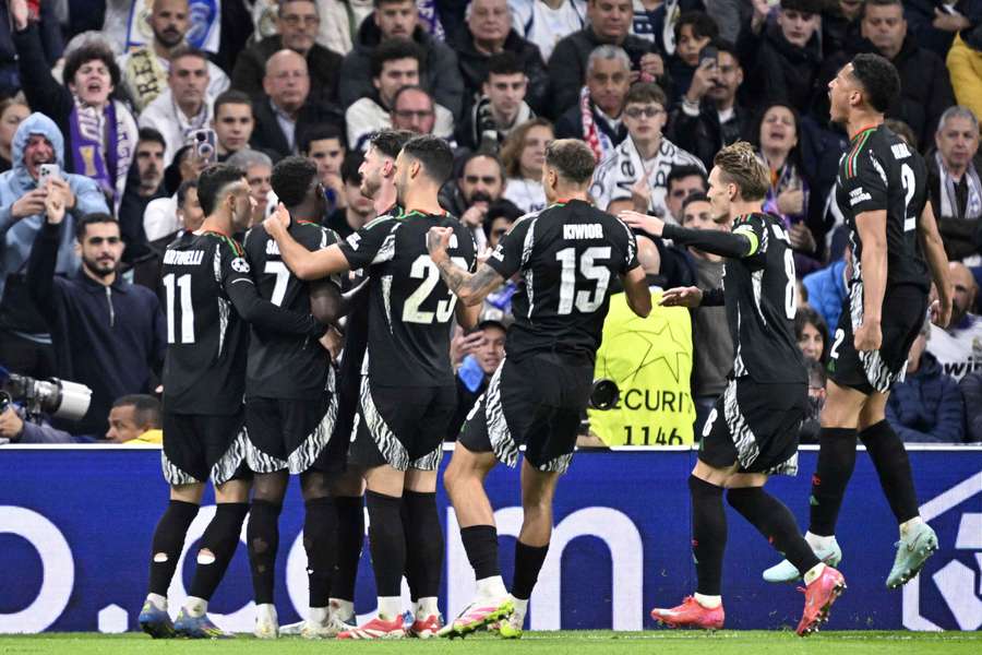 Jucătorii lui Arsenal sărbătoresc un gol, după ce au eliminat-o pe Real Madrid în UEFA Champions League
