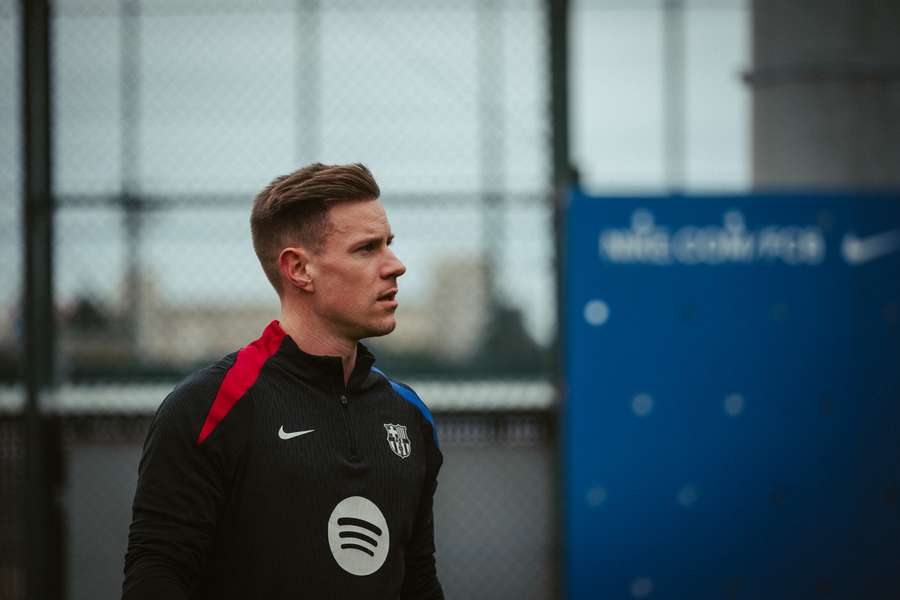 Německý fotbalový brankář Ter Stegen má za sebou operaci zad.