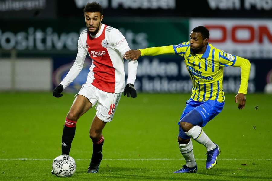 Said Bakari, sous les couleurs du RKC Waalwijk, à la lutte avec Noussair Mazraoui de l’Ajax Said Bakari, sous les couleurs du RKC Waalwijk, à la lutte avec Noussair Mazraoui de l’Ajax